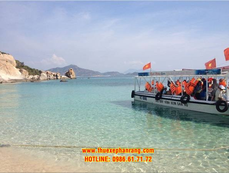 Thuê tàu đáy kính đi tham quan các bãi biển xung quanh đảo Bình Hưng