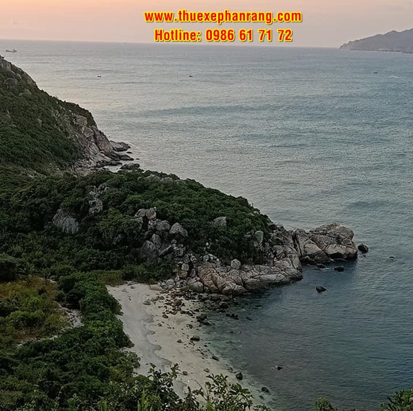 Thuê xe ô tô du lịch giá rẻ tại Phan Rang Ninh Thuận đi tham quan Bãi Hỏm (Bãi Rùa)