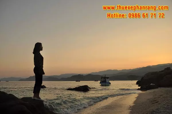Du khách trải nghiệm du lịch qua đêm ở biển tại Bãi Phụ Hòn Quy