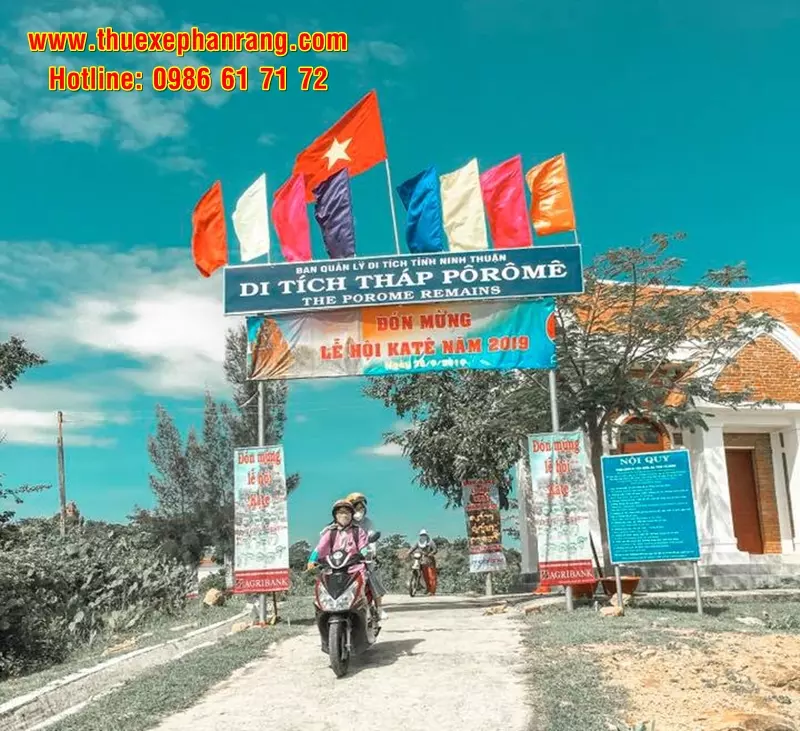 Du khách thuê xe máy tại Phan Rang đi tham quan các điểm du lịch tại Ninh Thuận