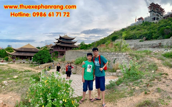Du khách chụp ảnh lưu niệm khi tham quan địa điểm du lịch Ninh Thuận là Thiền Viện Trúc Lâm Viên Ngộ