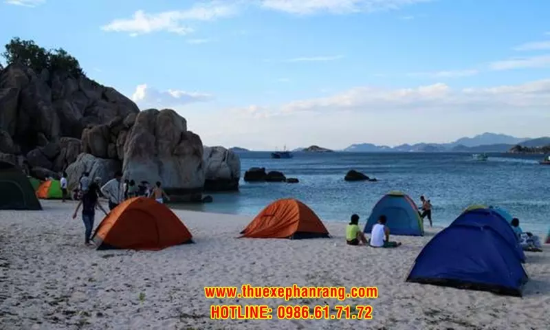 Du khách có thể thuê lều cắm trại ở lại qua đêm ngay bờ biển tại đảo Bình Hưng