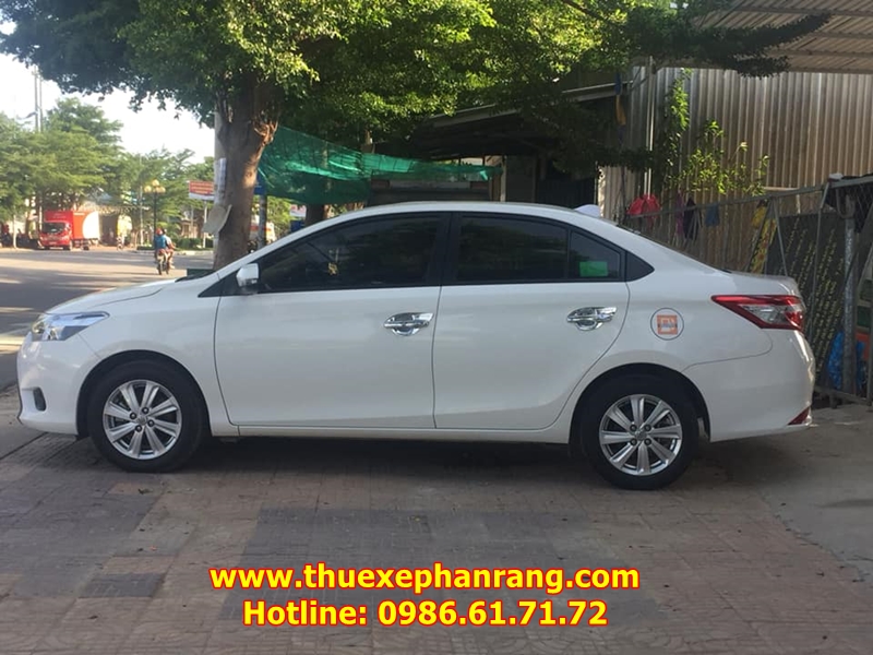 Liên hệ HOTLINE 0986617172 để thuê xe ô tô du lịch 4 chỗ tại Phan Rang Ninh Thuận